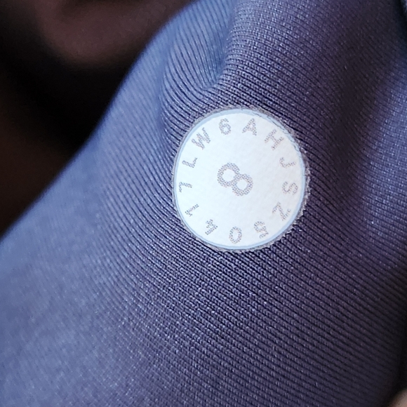 EUC Lululemon athletica Gray Crop Workout Pants. Size 8. No wear. Like new. - Picture 3 of 4